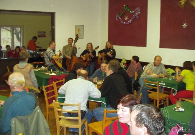 03_Ze Zpivani koled 2009_3_V Narodnim dome v Hornim Tresnovci.jpg